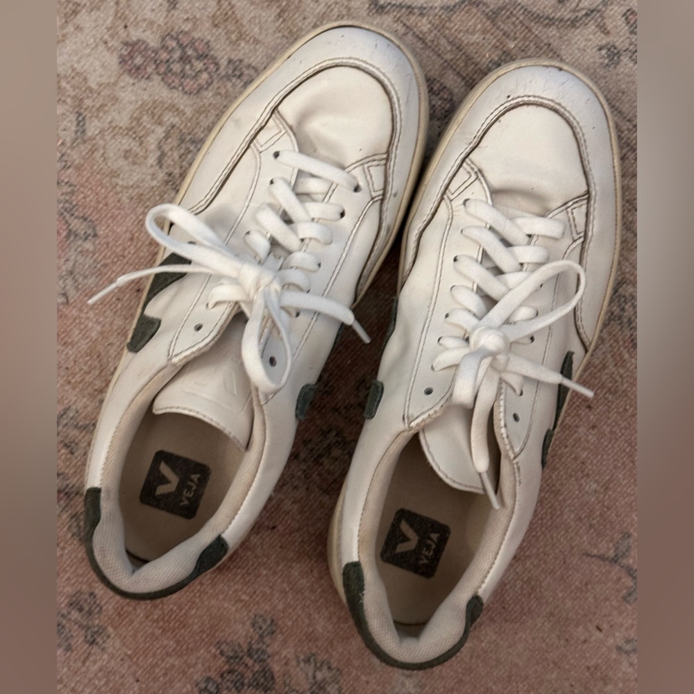 Veja White and olive green Sneakers Minimalist Design - Picture 2 of 7